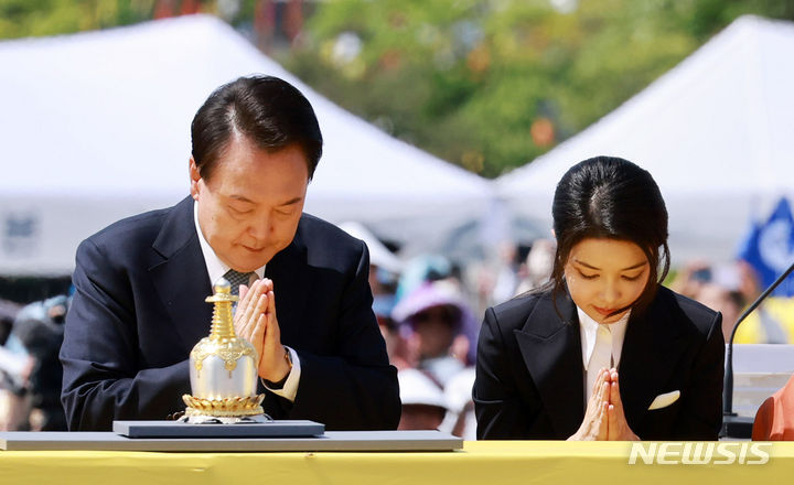 [양주=뉴시스] 전신 기자 = 윤석열 대통령과 부인 김건희 여사가 19일 양주 회암사지 특설무대에서 열린 '회암사 사리 이운 기념 문화축제 및 삼대화상 다례재'에서 헌등한 뒤 합장하고 있다. (대통령실통신사진기자단) 2024.05.19. photo1006@newsis.com