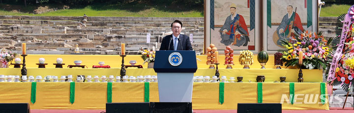 [양주=뉴시스] 전신 기자 = 윤석열 대통령이 19일 양주 회암사지 특설무대에서 열린 '회암사 사리 이운 기념 문화축제 및 삼대화상 다례재'에서 축사하고 있다. (대통령실통신사진기자단) 2024.05.19. photo1006@newsis.com