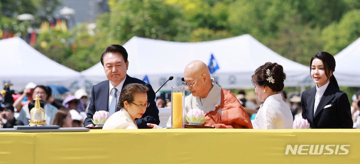 [양주=뉴시스] 전신 기자 = 윤석열 대통령과 부인 김건희 여사가 19일 양주 회암사지 특설무대에서 열린 '회암사 사리 이운 기념 문화축제 및 삼대화상 다례재'에서 헌등하고 있다. (대통령실통신사진기자단) 2024.05.19. photo1006@newsis.com