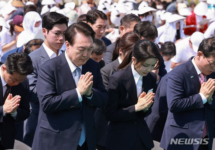 [양주=뉴시스] 전신 기자 = 윤석열 대통령과 부인 김건희 여사가 19일 양주 회암사지 특설무대에서 열린 '회암사 사리 이운 기념 문화축제 및 삼대화상 다례재'에서 합장하고 있다. (대통령실통신사진기자단) 2024.05.19. photo1006@newsis.com