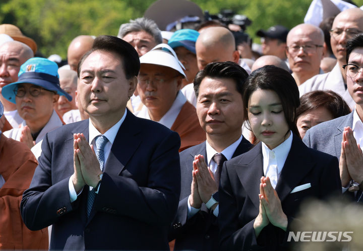 [양주=뉴시스] 전신 기자 = 윤석열 대통령과 부인 김건희 여사가 19일 양주 회암사지 특설무대에서 열린 '회암사 사리 이운 기념 문화축제 및 삼대화상 다례재'에서 합장하고 있다. (대통령실통신사진기자단) 2024.05.19. photo1006@newsis.com