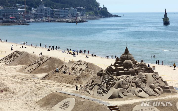 [부산=뉴시스] 하경민 기자 = 무더운 날씨를 보인 19일 부산 해운대해수욕장에서 작가들이 '2024 해운대 모래축제'에 선보일 다양한 모래조각 작품을 만들고 있다.   오는 24~27일 열리는 이번 축제는 '세계 미술관 여행'을 주제로 세계적인 모래작가 12명이 만든 총 20개의 모래조각 작품을 전시한다.   축제 이후에도 모래작품은 6월9일까지 그대로 전시될 예정이다. 2024.05.19. yulnetphoto@newsis.com