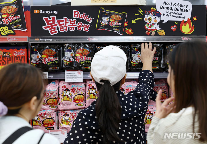 [서울=뉴시스] 홍효식 기자 = 한국의 라면 수출액이 월간 기준 1억 달러를 돌파하며 역대 최고치를 기록했다. 19일 관세청 수출입무역통계에 따르면 지난달 라면 수출액은 1억859만달러(약 1470억원)로 저년 동기(7395만달러)대비 46.8% 증가했다.한국 라면 수출의 상당 부분은 삼양식품의 불닭볶음면이 차지하고 있다. 한국 라면 수출의 상당 부분을 차지하는 것은 삼양식품의 불닭볶음면이다. 삼양식품은 연결기준 올해 1분기 매출액 3천857억원과 영업이익 801억원을 거뒀다고 지난 16일 공시했다. 작년 동기와 비교해 매출은 57%, 영업이익은 235% 각각 증가했다.19일 서울 시내 대형마트에 불닭볶음면을 구매하고 있다. 2024.05.19. yesphoto@newsis.com