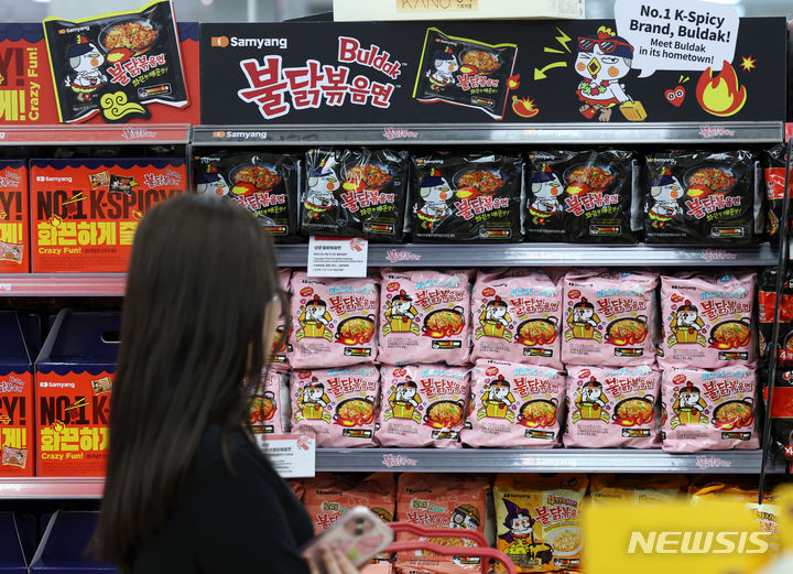 [서울=뉴시스] 홍효식 기자 = 서울 시내 대형마트에 불닭볶음면을 구매하고 있다. 2024.05.19. yesphoto@newsis.com