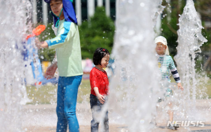 [서울=뉴시스] 홍효식 기자 = 무더운 날씨를 보인 지난 19일 서울 중구 서울광장 내 분수대에서 어린이들이 물놀이를 즐기고 있다. 2024.05.19. yesphoto@newsis.com