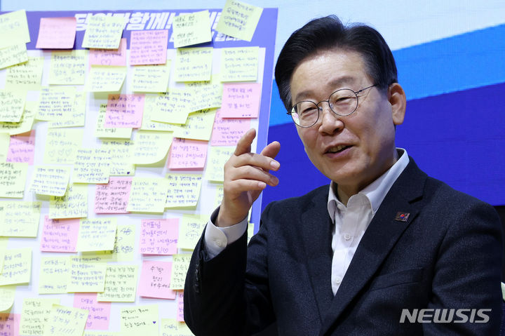 [대전=뉴시스] 조성우 기자 = 이재명 더불어민주당 대표가 19일 오후 대전 유성구 대전컨벤션센터에서 열린 '당원과 함께-민주당이 합니다' 충청편 행사에서 당원과 대화하고 있다. 2024.05.19. xconfind@newsis.com