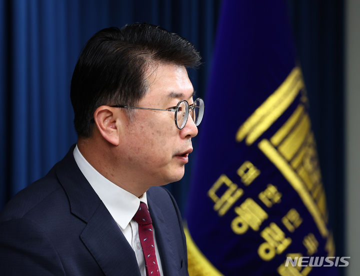 [서울=뉴시스] 전신 기자 = 장상윤 사회수석이 19일 서울 용산 대통령실 청사에서 의대 증원 관련 현안 브리핑을 하고 있다. 2024.05.19. photo1006@newsis.com