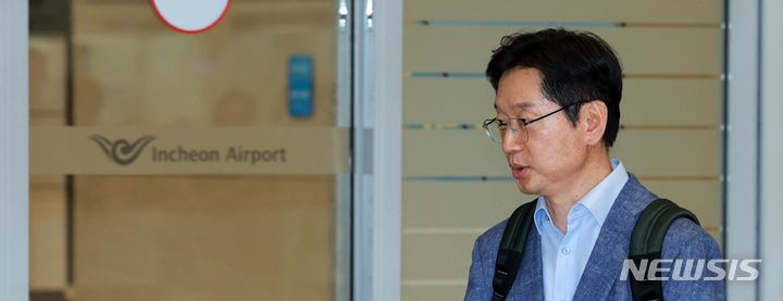 [인천공항=뉴시스] 고범준 기자 = 영국에서 체류 중인 김경수 전 경남도지사가 19일 오후 인천국제공항 제2여객터미널을 통해 귀국하고 있다. 2024.05.19. bjko@newsis.com