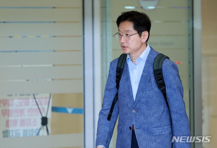 [인천공항=뉴시스] 고범준 기자 = 영국에서 체류 중인 김경수 전 경남도지사가 19일 오후 인천국제공항 제2여객터미널을 통해 귀국하고 있다. 2024.05.19. bjko@newsis.com