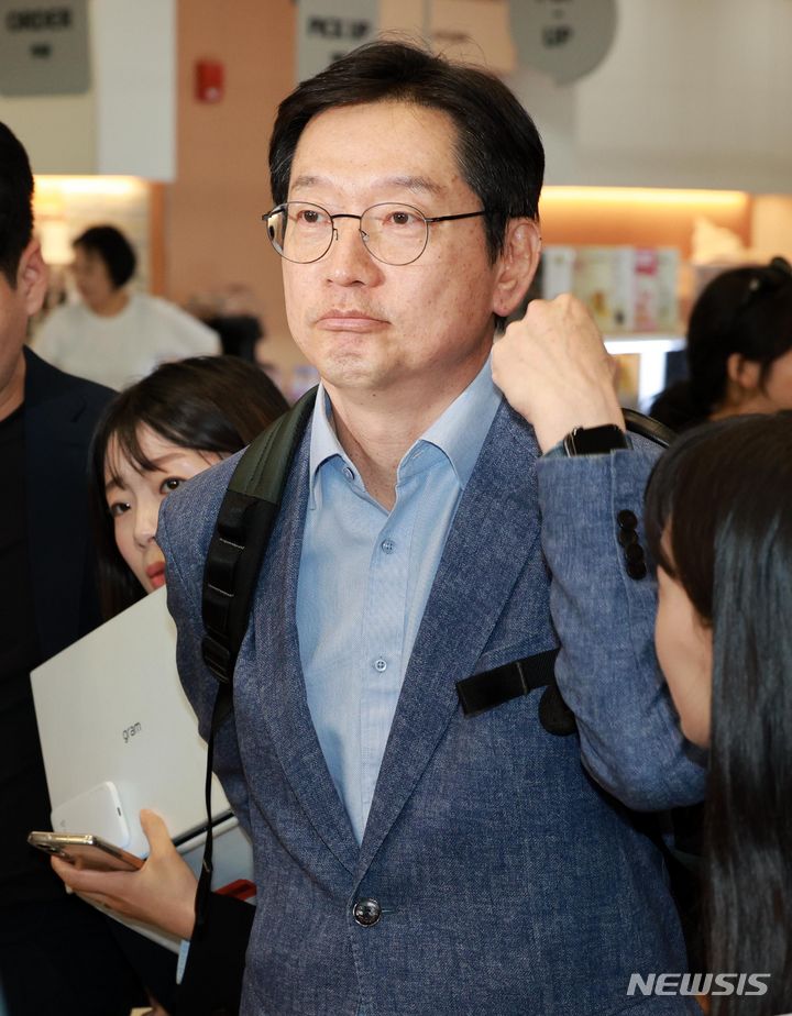 [인천공항=뉴시스] 고범준 기자 = 영국에서 체류 중인 김경수 전 경남도지사가 19일 오후 인천국제공항 제2여객터미널을 통해 귀국하고 있다. 2024.05.19. bjko@newsis.com