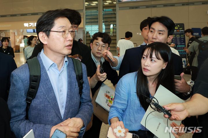 [인천공항=뉴시스] 고범준 기자 = 영국에서 체류 중인 김경수 전 경남도지사가 19일 오후 인천국제공항 제2여객터미널을 통해 귀국해 취재진 질문을 받으며 이동하고 있다.   김 전 지사는 오는 23일 경남 김해 봉하마을에서 열릴 고 노무현 전 대통령 서거 15주기 추도식 참석을 위해 국내로 잠시 돌아왔다. 2024.05.19. bjko@newsis.com