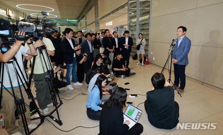 [인천공항=뉴시스] 고범준 기자 = 영국에서 체류 중인 김경수 전 경남도지사가 19일 오후 인천국제공항 제2여객터미널을 통해 귀국해 취재진 질문에 답변하고 있다. 2024.05.19. bjko@newsis.com