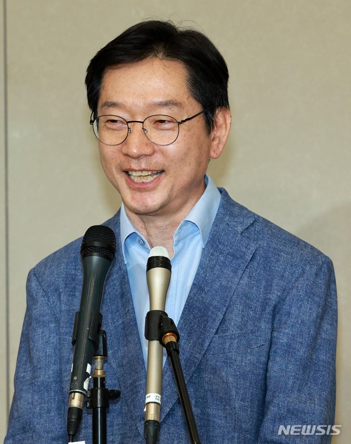 [인천공항=뉴시스] 고범준 기자 = 영국에서 체류 중인 김경수 전 경남도지사가 19일 오후 인천국제공항 제2여객터미널을 통해 귀국해 취재진 질문에 답변하고 있다.  김 전 지사는 오는 23일 경남 김해 봉하마을에서 열릴 고 노무현 전 대통령 서거 15주기 추도식 참석을 위해 국내로 잠시 돌아왔다. 2024.05.19. bjko@newsis.com