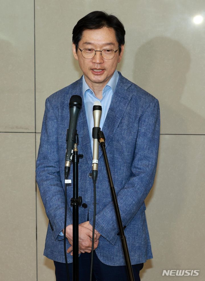 [인천공항=뉴시스] 고범준 기자 = 영국에서 체류 중인 김경수 전 경남도지사가 19일 오후 인천국제공항 제2여객터미널을 통해 귀국해 취재진 질문에 답변하고 있다. 2024.05.19. bjko@newsis.com
