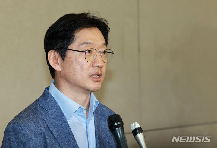 [인천공항=뉴시스] 고범준 기자 = 영국에서 체류 중인 김경수 전 경남도지사가 19일 오후 인천국제공항 제2여객터미널을 통해 귀국해 취재진 질문에 답변하고 있다. 2024.05.19. bjko@newsis.com