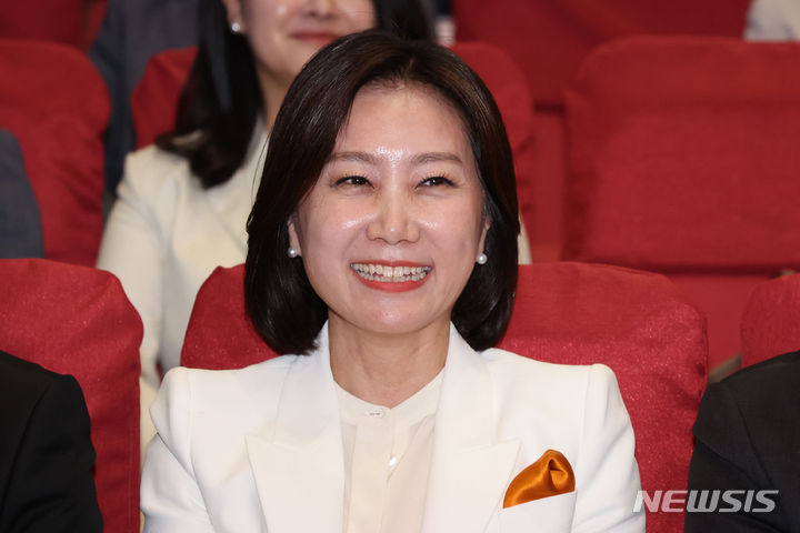 [서울=뉴시스] 권창회 기자 = 허은아 개혁신당 당대표 후보가 19일 서울 여의도 국회의원회관에서 열린 전당대회에서 당대표에 당선된뒤 활짝 웃고 있다. 2024.05.19. kch0523@newsis.com