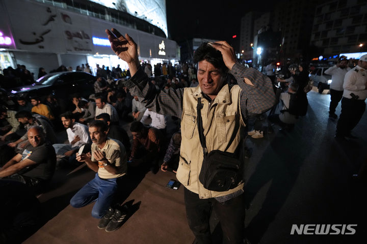 [테헤란=AP/뉴시스] 19일(현지시각) 이란 테헤란 발리 에 아스르 광장에서 시민들이 에브라힘 라이시 대통령의 무사귀환을 바라는 기도를 하고 있다. 라이시 대통령은 이날 동아제르바이잔주에서 열린 댐 준공식 참석 후 헬기를 이용해 돌아오던 중 추락 사고를 당했다. 2024.05.20.