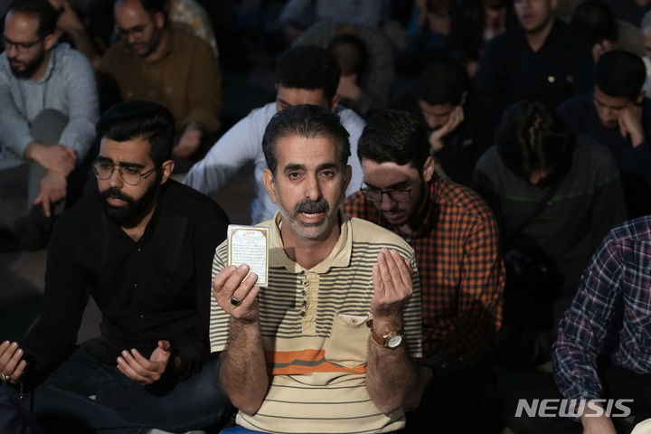 [테헤란=AP/뉴시스] 19일(현지시각) 이란 테헤란 발리 에 아스르 광장에서 시민들이 에브라힘 라이시 대통령의 무사귀환을 바라는 기도를 하고 있다. 라이시 대통령은 이날 동아제르바이잔주에서 열린 댐 준공식 참석 후 헬기를 이용해 돌아오던 중 추락 사고를 당했다. 2024.05.20.