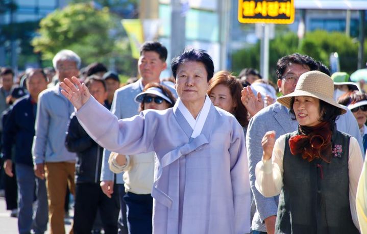 이병환 성주군수가 행사장을 둘러보고 있다 (사진=성주군 제공) *재판매 및 DB 금지