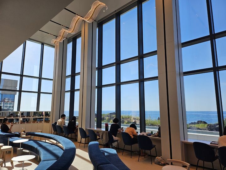 [제주=뉴시스] 구예지 기자=신라스테이 플러스 이호테우에 있는 카페 웨이브리스 모습. *재판매 및 DB 금지