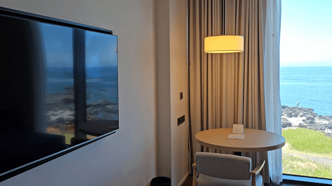 [제주=뉴시스] 구예지 기자=신라스테이 플러스 이호테우의 프리미어 디럭스 더블 오션뷰에서 바라본 제주 해변 모습. *재판매 및 DB 금지 *재판매 및 DB 금지 *재판매 및 DB 금지