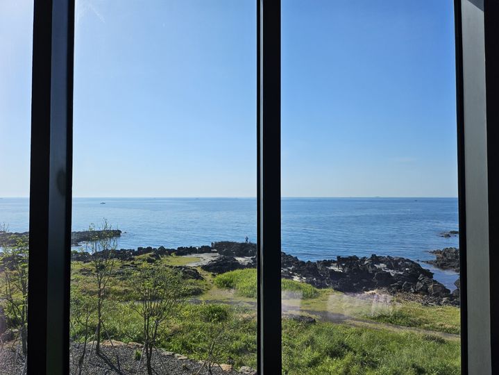 [제주=뉴시스] 구예지 기자=신라스테이 플러스 이호테우의 프리미어 디럭스 더블 오션뷰에서 바라본 제주 해변 모습. *재판매 및 DB 금지 *재판매 및 DB 금지