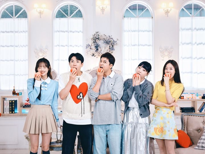 [서울=뉴시스] '리얼 연애실험실 독사과'는 과거 인기를 끌었던 '실험 카메라' 아이템을 요즘 세대에 맞게 변형시킨 연애 예능 프로그램이다. 왼쪽부터 츄, 양세찬, 전현무, 이은지, 성지인. (사진=SBS Plus 제공) 2024.05.20. photo@newsis.com *재판매 및 DB 금지