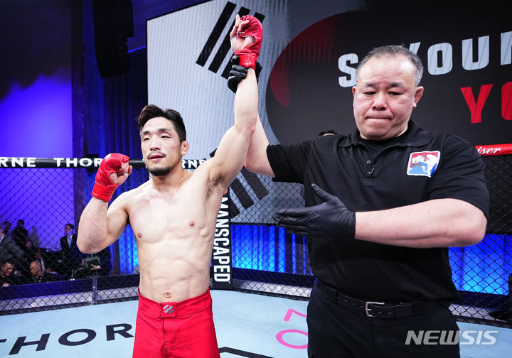 [서울=뉴시스] 유수영이 19일 중국 UFC 퍼포먼스 인스티튜트(PI) 상하이에서 열린 'ROAD TO UFC 시즌3: 에피소드 3 & 4' 밴텀급(61.2㎏) 노세 쇼헤이(일본)와의 경기에서 만장일치 판정승을 거뒀다. (사진=UFC 제공)