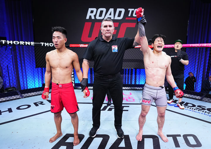 [서울=뉴시스] 최동훈은 19일 중국 UFC 퍼포먼스 인스티튜트(PI) 상하이에서 열린 'ROAD TO UFC 시즌3: 에피소드 3 & 4' 플라이급(56.7㎏) 지니우스위에(중국)와의 경기에서 승리했다. (사진=UFC 제공) *재판매 및 DB 금지