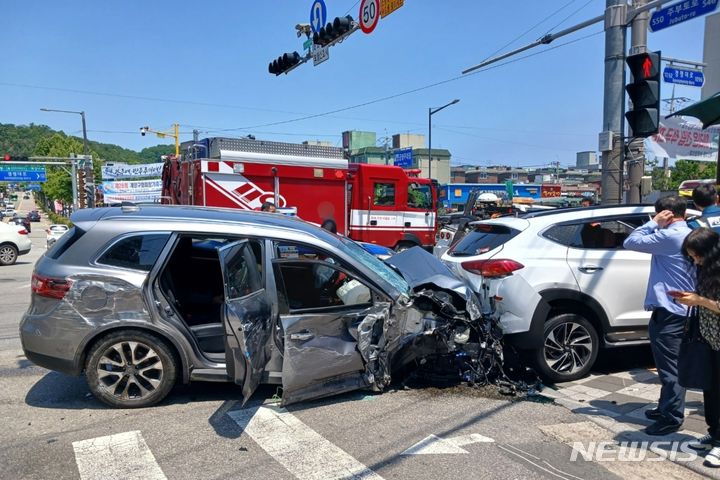 [인천=뉴시스] 이루비 기자 = 지난 19일 오후 인천 계양구 계산동 계산역 인근 도로에서 연쇄 교통사고가 발생해 8명이 다쳤다. (사진=인천소방본부 제공) 2024.05.20. photo@newsis.com