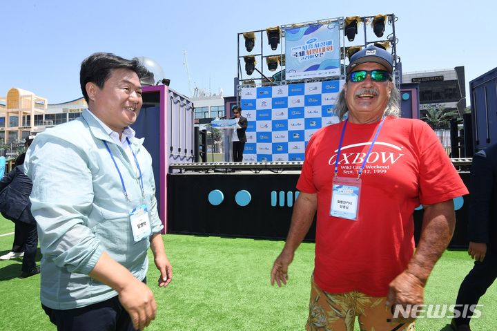 [시흥=뉴시스] 임병택 시흥시장(왼쪽)과 필립 안 커디 만남 현장. (사진=시흥시 제공).