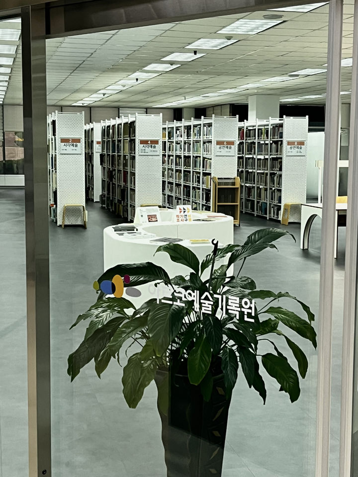 [서울=뉴시스] 아르코예술기록원 2층 열람실 내 부스 전경 (사진=한국문화예술위원회 제공) 2024.05.20. photo@newsis.com *재판매 및 DB 금지