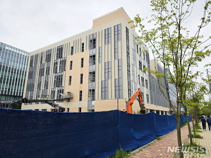 [인천=뉴시스] 김동영 기자 = 인천 연수구 송도국제도시 인천대학교 복합연구센터 공사현장 모습. 2024.05.20. dy0121@newsis.com 