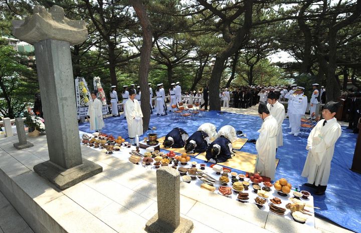 [부산=뉴시스] 다대첨사 윤흥신공 향사 봉행 모습. (사진=사하구청 제공) 2024.05.20. photo@newsis.com *재판매 및 DB 금지