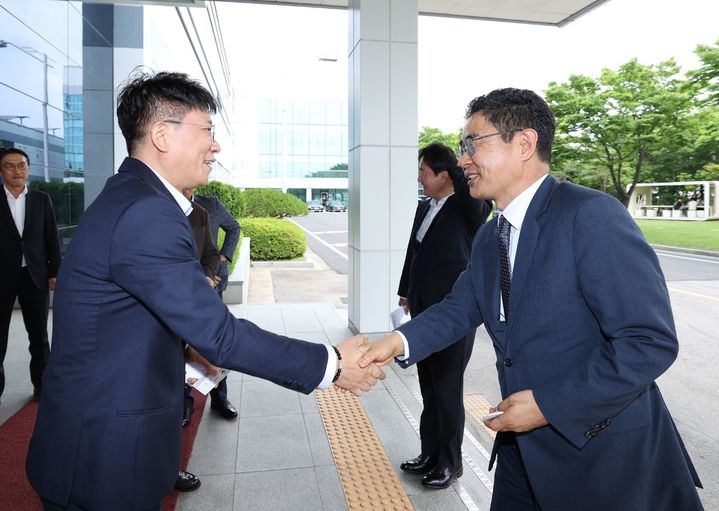 [청주=뉴시스] 사진은 충북 오창과학산업단지 내 LG에너지솔루션을 방문한 김창기 국세청장 모습. (사진=국세청 제공) 2024.05.20 *재판매 및 DB 금지