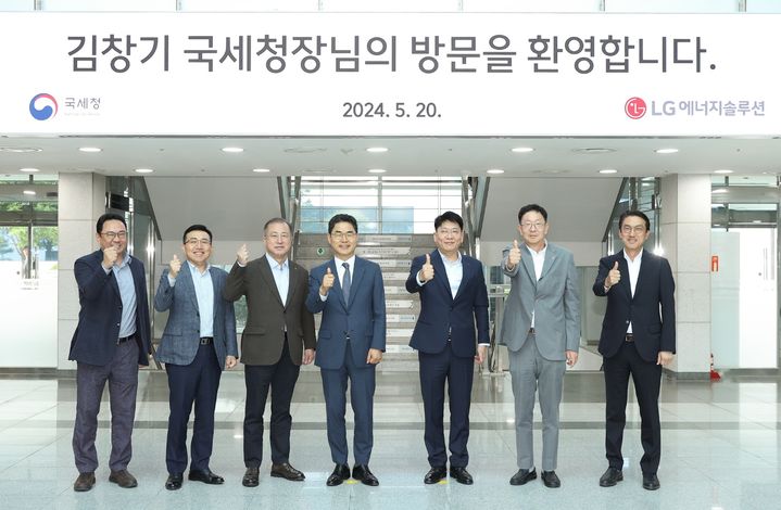 [청주=뉴시스] 사진은 LG에너지솔루션 방문한 김창기 국세청장 모습. (사진=국세청 제공) 2024.05.20 *재판매 및 DB 금지