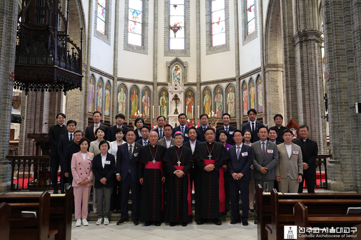 [서울=뉴시스] 20일 명동성당 미사에 참석한 제22대 국회의원 가톨릭 신자 당선인 단체사진 (사진=천주교 서울대교구 제공) 2024.05.20. photo@newsis.com *재판매 및 DB 금지