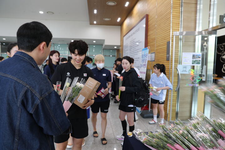 [서울=뉴시스] 대한체육회는 20일 대한민국 국가대표 선수단을 격려하기 위한 '5월 선수촌 가정의 달' 행사를 개최했다. (사진=대한체육회 제공) *재판매 및 DB 금지