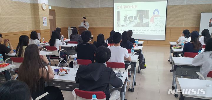 [창원=뉴시스] 강경국 기자 = 최석환 경남도민일보 기자가 20일 오후 이순신리더십국제센터 강당에서 부산외국어대학교 외국인 유학생들을 상대로 글쓰기 특강을 진행하고 있다. 2024.05.20. kgkang@newsis.com