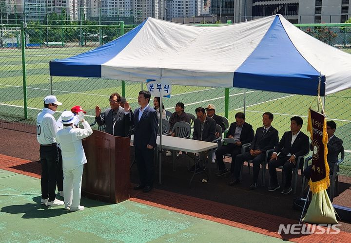 [창원=뉴시스] 20일 창원시 마산회원구 마산종합운동장 보조경기장에서 청아의료재단 주최 제14회 청아의료재단기 노인게이트볼대회에 참가한 남녀 대표 선수가 최재영 재단 이사장 앞에서 공정 경쟁을 다짐하는 선서를 하고 있다.(사진=청아병원 제공) 2024.05.20. photo@newsis.com