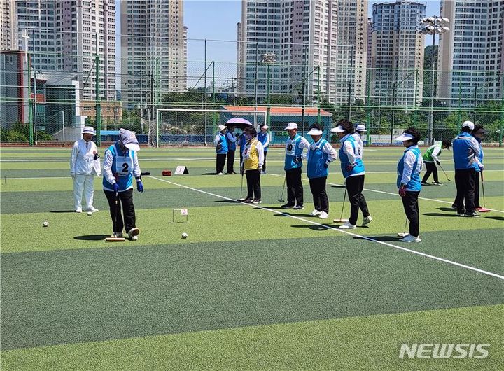 [창원=뉴시스] 20일 경남 창원시 마산회원구 마산종합운동장 보조경기장에서 제14회 청아의료재단기 노인게이트볼 대회가 진행되고 있다.(사진=청아병원 제공) 2024.05.20. photo@newsis.com