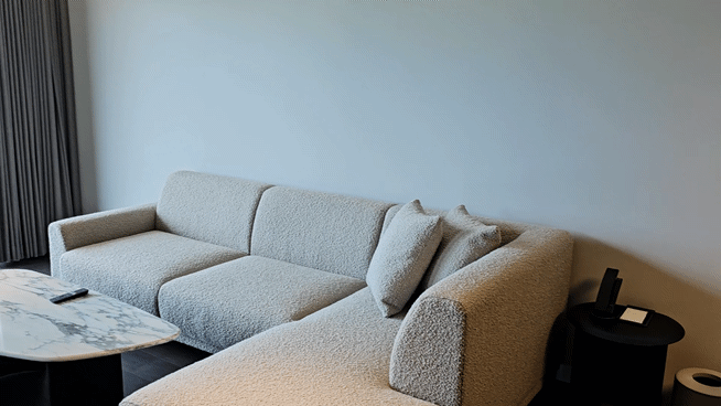 [제주=뉴시스] 구예지 기자=해비치 리조트 제주 내 주니어 스위트의 거실과 바깥 풍경 모습. *재판매 및 DB 금지