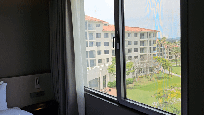 [제주=뉴시스] 구예지 기자=해비치 리조트 제주 내 주니어 스위트의 침실과 바깥 풍경 모습. *재판매 및 DB 금지