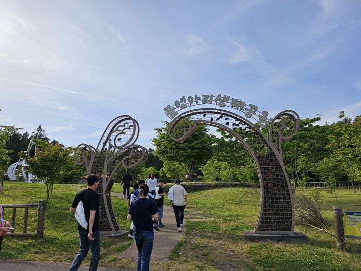 [제주=뉴시스] 구예지 기자=해비치 리조트 제주 내 액티비티 중 하나인 물영아리 오름 트래킹 모습. *재판매 및 DB 금지