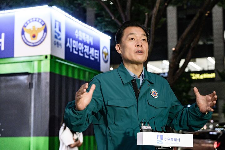 [수원=뉴시스] 이재준 경기 수원시장이 20일 오후 연쇄 성폭행범인 박병화(41)가 전입 신고한 팔달구 인계동 일대를 수원남부경찰서, 수원보호관찰소, 자율방범대, 지역구 국회의원 등 유관기관 관계자들과 함께 합동순찰에 나서면서 언론 인터뷰를 진행하고 있다. (사진=SNS 갈무리) 2024.05.20. photo@newsis.com *재판매 및 DB 금지
