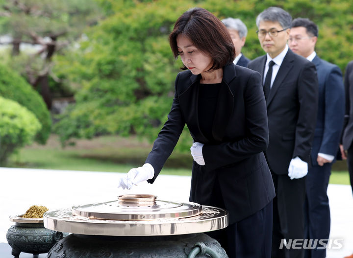 [서울=뉴시스] 추상철 기자 = 허은아 개혁신당 대표가 20일 오전 서울 동작구 국립서울현충원에서 분향을 하고 있다. 2024.05.20. scchoo@newsis.com