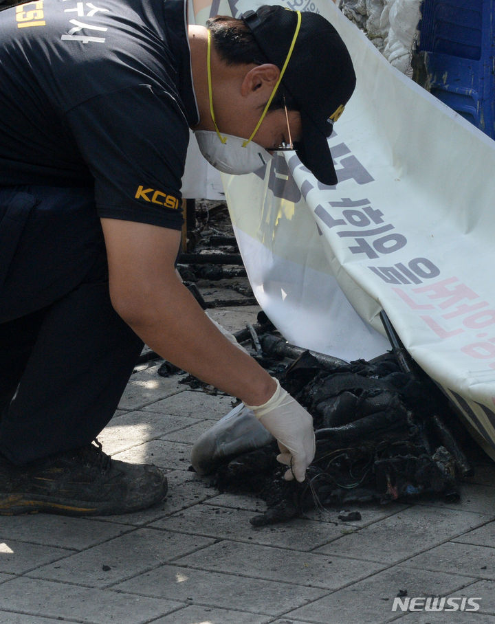 [전주=뉴시스] 김얼 기자 = 전북경찰청 과학수사대가 20일 전주시 풍남문광장 세월호 분향소에서 현장감식을 하고 있다. 전날 밤 분향소에서 발생한 원인불명 화재는 10여분 만에 진화됐다. 2024.05.20. pmkeul@newsis.com