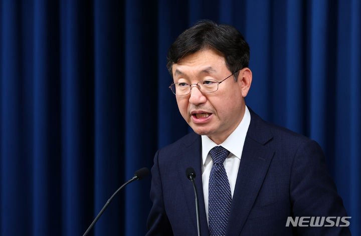 [서울=뉴시스] 전신 기자 = 성태윤 정책실장이 20일 서울 용산 대통령실 청사에서 해외 직구 정책 관련 브리핑을 하고 있다. 2024.05.20. photo1006@newsis.com