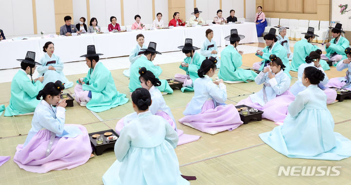 [부산=뉴시스] 하경민 기자 = 제52회 성년의 날인 20일 오후 부산 사상구 부산시여성문화회관 대강당에서 열린 '전통 성년례'에 참가한 남녀 성년자 22명이 초례 의식을 하고 있다. 2024.05.20. yulnetphoto@newsis.com