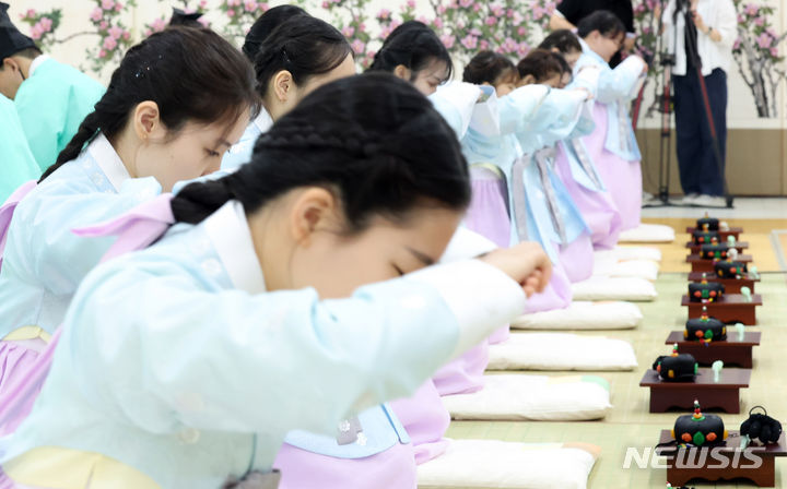[부산=뉴시스] 하경민 기자 = 제52회 성년의 날인 20일 오후 부산 사상구 부산시여성문화회관 대강당에서 열린 '전통 성년례'에 참가한 여성 성년자들이 큰절을 하고 있다. 2024.05.20. yulnetphoto@newsis.com